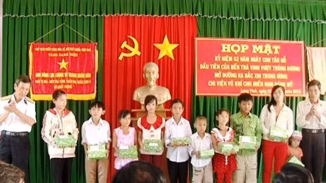 Trao tặng quà cho con, cháu của cán bộ, chiến sĩ đơn vị B22