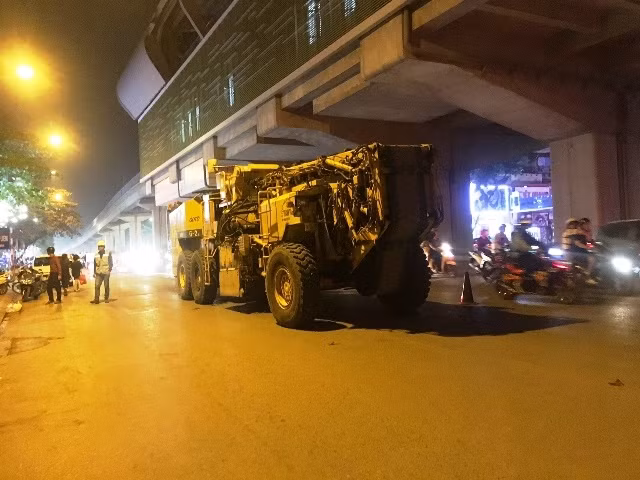 Nhà thầu huy động phương tiện cải tạo đường Nguyễn Trãi.