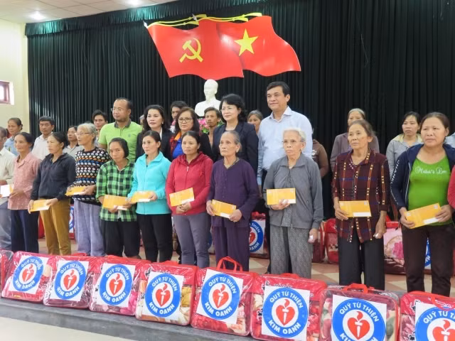 Phó Chủ tịch nước Đặng Thị Ngọc Thịnh trao quà cho người dân bị thiệt hại do mưa lũ, ở huyện Đại Lộc.