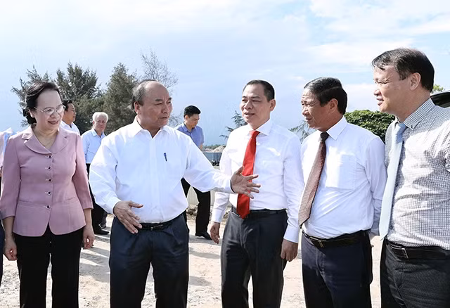Thủ tướng Nguyễn Xuân Phúc với các đại biểu tham quan khuôn viên Nhà máy sản xuất ô-tô VinFast. Ảnh: THỐNG NHẤT (TTXVN)