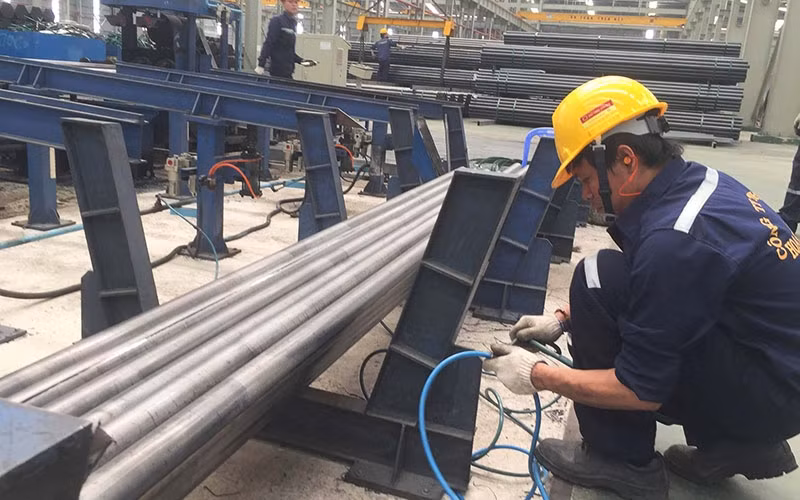 Công nhân nhà máy Ống kẽm nhúng nóng Hoa Sen trong giờ làm việc