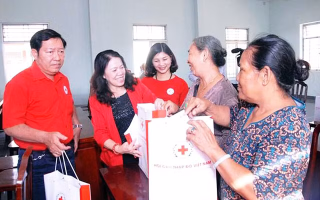 Lãnh đạo T.Ư Hội Chữ thập đỏ Việt Nam trao quà tặng các hộ nghèo xã Tân Ninh, huyện Tân Thạnh (Long An). Ảnh: LÊ DUY