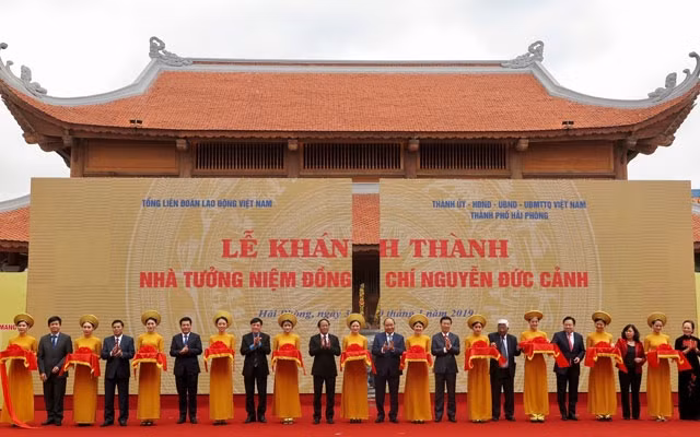 Cắt băng khánh thành Nhà tưởng niệm đồng chí Nguyễn Đức Cảnh.