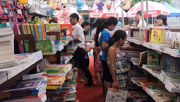 Hình ảnh hiếm hoi của các bé tại sạp truyện thiếu nhi Việt Nam.