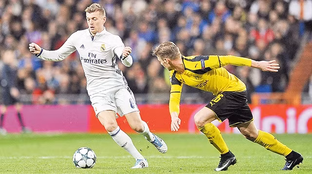 Toni Kroos (trái) còn được gọi là cầu thủ có con mắt thứ ba. Ảnh | Getty