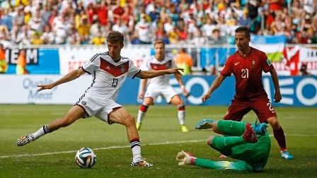 Muller hạ gục thủ thành Patricio, ấn định chiến thắng 4-0 cho tuyển Đức.