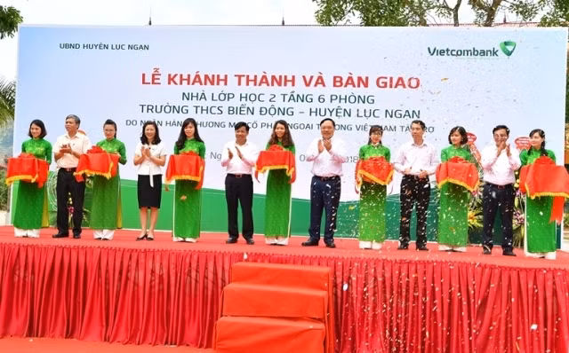 Các đại biểu cắt băng khánh thành Nhà lớp học 2 tầng 6 phòng của Trường THSC Biển Động.