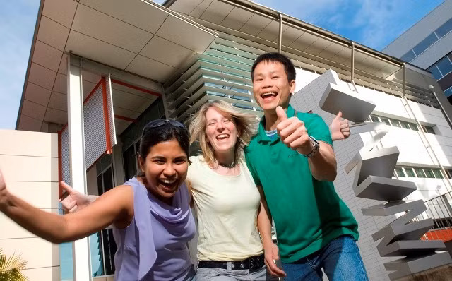 Cựu học viên Học bổng Endeavour Nguyễn Đức Ái và bạn bè tại Australia.
