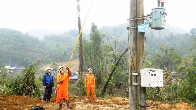 Công nhân đóng cầu giao, đưa điện lưới quốc gia về làng mới Khe Chữ.