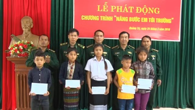 Trao tiền hỗ trợ học sinh vùng biên giới có hoàn cảnh khó khăn.