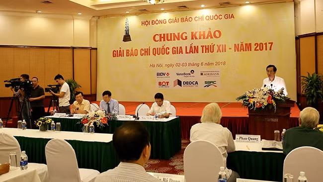 Đồng chí Thuận Hữu, Ủy viên T.Ư Đảng, Tổng Biên tập Báo Nhân Dân, Phó Trưởng ban Ban Tuyên giáo T.Ư, Chủ tịch Hội Nhà báo Việt Nam phát biểu trước Hội đồng Chung khảo. Ảnh: Sơn Hải. 