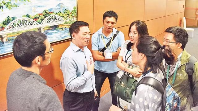 Đại biểu QH trao đổi với phóng viên những vấn đề nóng bên hành lang Quốc hội. Ảnh | Đăng Khoa