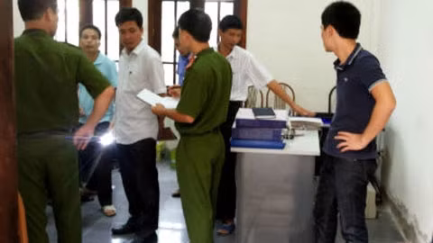 Cơ quan điều tra khám nghiệm hiện trường xảy ra vụ án. (Ảnh: baodautu.vn)