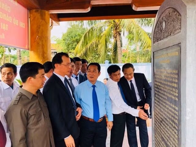 Các đại biểu tham quan Di tích.
