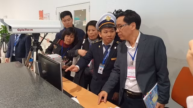 Đoàn công tác của Bộ Y tế kiểm tra tại sân bay Quốc tế Nội Bài.