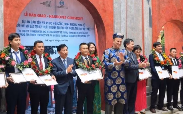 Ngài Đại sứ và Bộ trưởng Nguyễn Ngọc Thiện tặng hoa và giấy chứng nhận cho các học viên được đào tạo qua dự án.