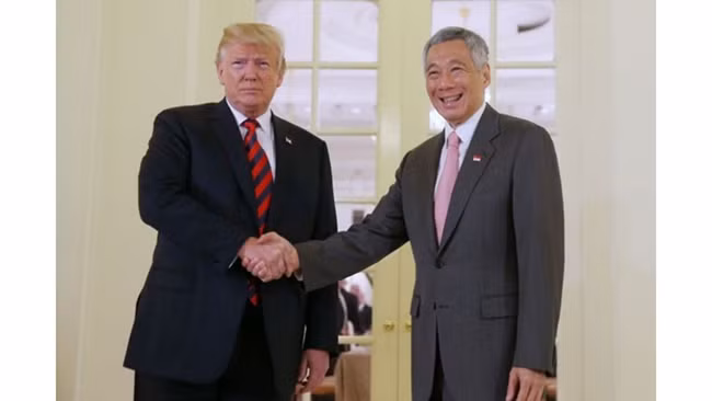 Thủ tướng Singapore Lý Hiển Long (bìa phải) tiếp Tổng thống Mỹ Donald Trump tại Cung Istana, ngày 11-6. Ảnh: ONG WEE JIN/The Straits Times. 