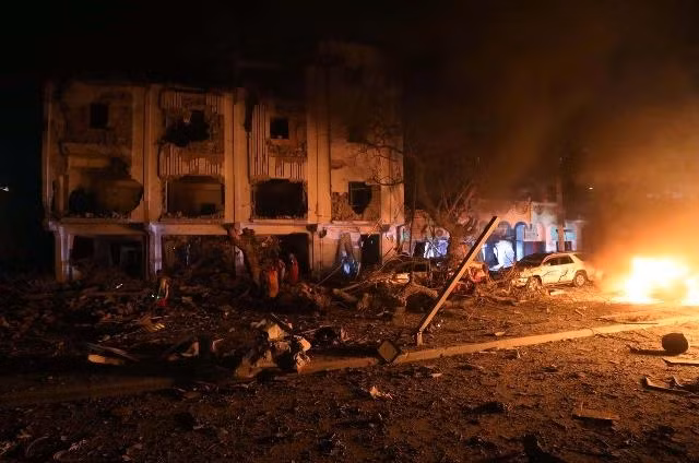 Hiện trường vụ đánh bom khách sạn trên đường Maka Almukarramah, thủ đô Mogadishu, Somalia, ngày 28-2. (Ảnh: Reuters)