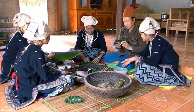 Những phụ nữ trong gia đình chuẩn bị gói bánh chưng cúng Tết.
