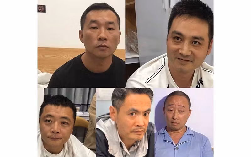 Năm đối tượng người Trung Quốc có lệnh truy nã quốc tế bị bắt tại Đà Nẵng. Ảnh: Công an TP Đà Nẵng cung cấp.