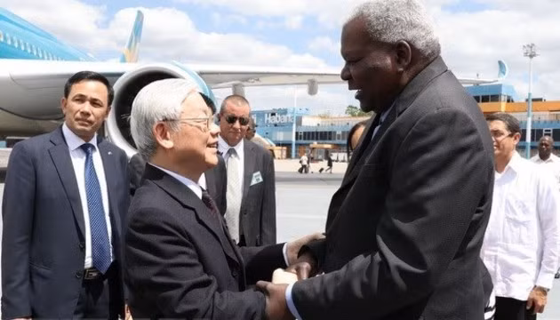 Đồng chí Esteban Lazo Henández, Ủy viên Bộ Chính trị, Chủ tịch Quốc hội Cuba (bên phải) đón Tổng Bí thư Nguyễn Phú Trọng. (Ảnh: Trí Dũng/ TTXVN)
