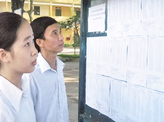 Phụ huynh và học sinh xem danh sách dự thi vào lớp 10 tại Trường THPT Nguyễn Gia Thiều. 
