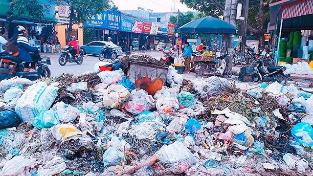 Bức xúc bãi rác trước cổng chợ