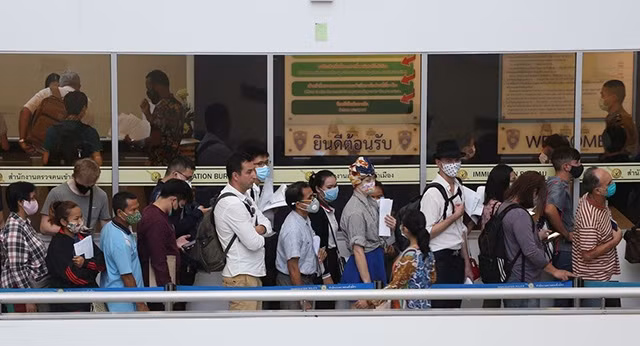 Người nước ngoài sẽ không phải xếp hàng làm các thủ tục gia hạn thị thực. (Ảnh: Bangkok Post)