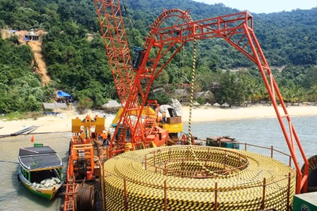Kéo cáp ngầm đưa điện lưới quốc gia ra đảo Cù Lao Chàm (Quảng Nam). Ảnh: NGỌC HÀ