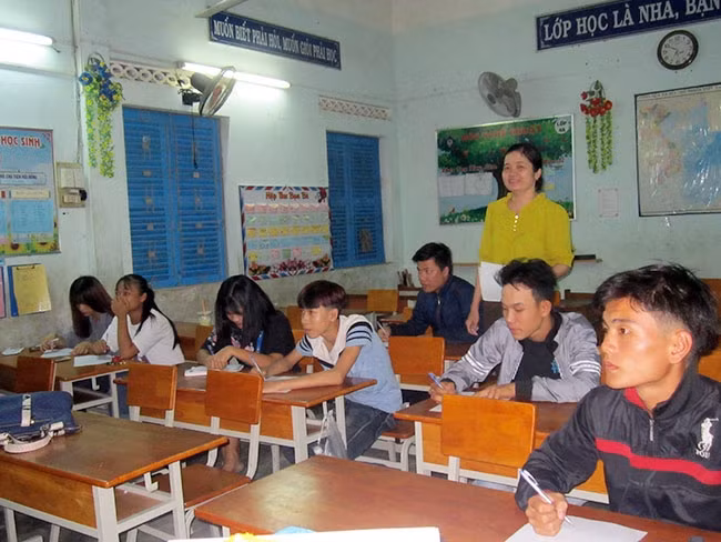 Một lớp phổ cập giáo dục THCS ở Trung tâm học tập cộng đồng xã Diên Thọ, huyện Diên Khánh.