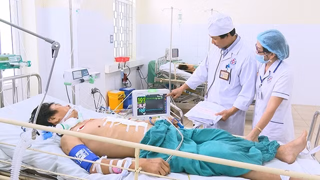 Bác sĩ Bệnh viện Đa khoa tỉnh Quảng Ngãi thăm khám bệnh nhân P. sau mổ.
