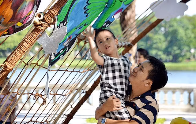 Người dân tham quan Lễ hội Diều Huế 2019. Ảnh: ĐỨC QUANG