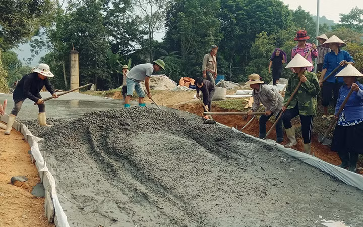 Người dân xã Tùng Bá, huyện Vị Xuyên (Hà Giang) góp công làm đường bê-tông, xây dựng nông thôn mới.