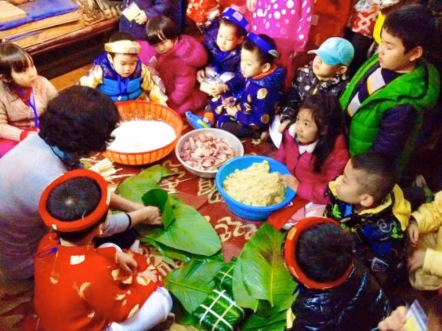 Gói bánh chưng ngày Tết.