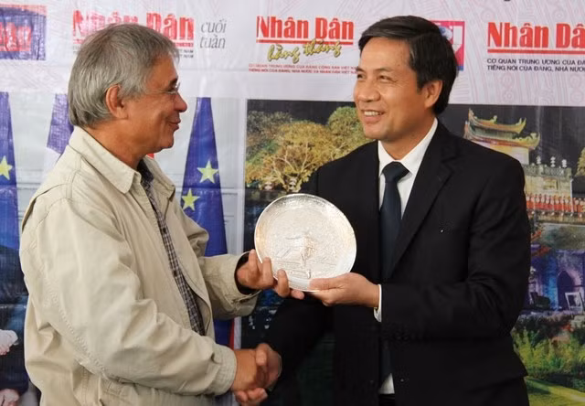 Đồng chí Lê Quốc Khánh tặng quà lưu niệm cho đồng chí Denis Rondepierrre.