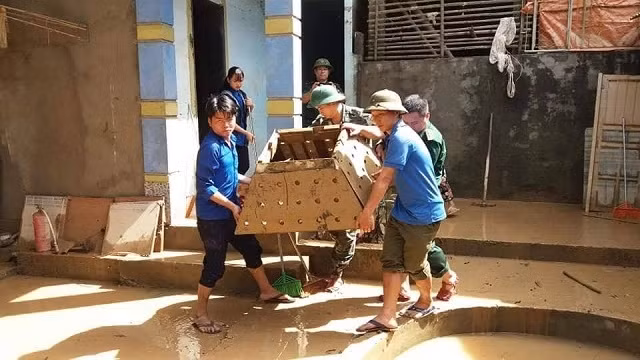 BĐBP cùng đoàn viên thanh niên vệ sinh đồ dùng bị bùn đất. 