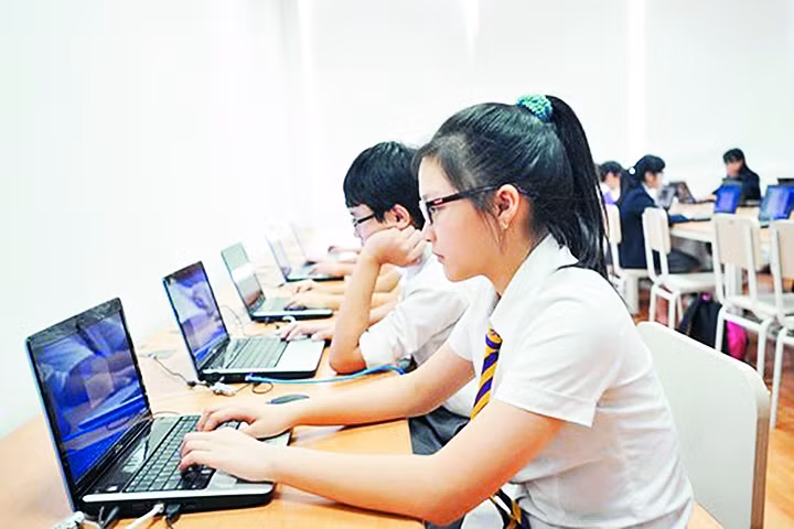 Sinh viên tìm kiếm thông tin trên mạng tại điểm truy cập in-tơ-nét công cộng. Ảnh: NGỌC CHÂU