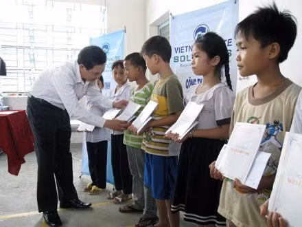 Ðại diện Ủy ban MTTQ thành phố Hồ Chí Minh trao học bổng cho học sinh nghèo xã Ða Phước, huyện Bình Chánh.