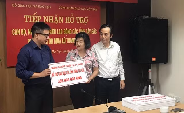 Hơn 1,3 tỷ đồng hỗ trợ ngành giáo dục Yên Bái và Sơn La