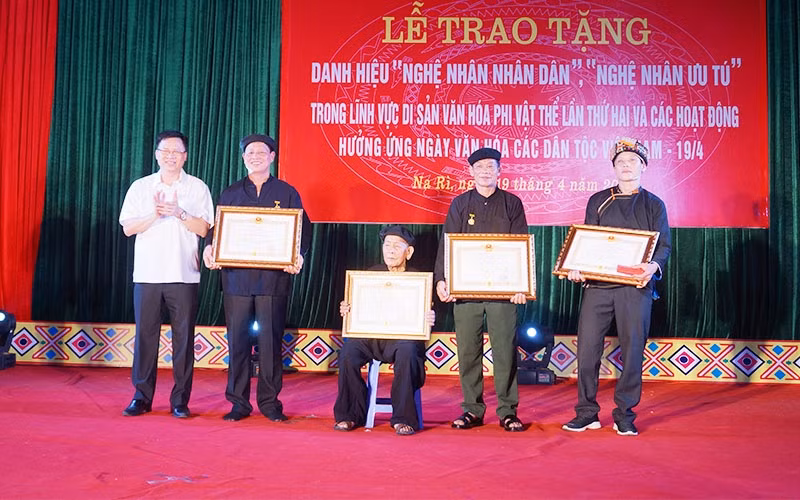 Trao tặng danh hiệu cho các nghệ nhân. 