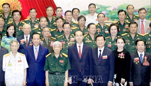 Chủ tịch nước Trần Đại Quang, nguyên Tổng Bí thư Lê Khả Phiêu, nguyên Chủ tịch nước Trương Tấn Sang chụp ảnh lưu niệm với các đại biểu dự Đại hội. (Ảnh: TTXVN)
