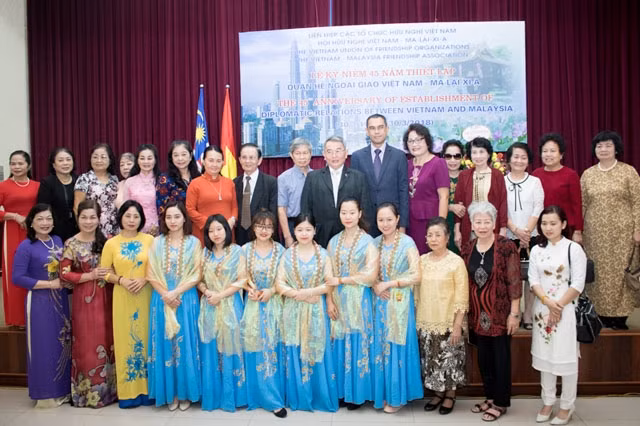 Các đại biểu của chương trình chụp ảnh lưu niệm.