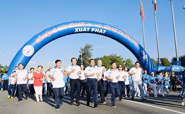 Lãnh đạo tỉnh Bình Dương và Tổng cục Thể dục Thể thao chạy hưởng ứng khai mạc giải cùng các vận động viên phong trào. 