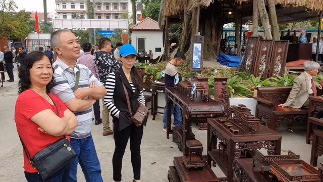 Đông đảo du khách tham dự chợ Tết “Một thoáng Thành Nam”.