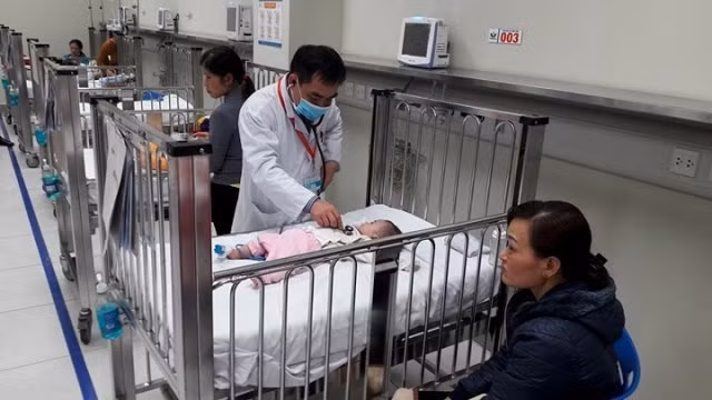 Nhiều bệnh nhi mắc bệnh hen phế quản, viêm tiểu phế quản nhập viện mùa đông - xuân. 