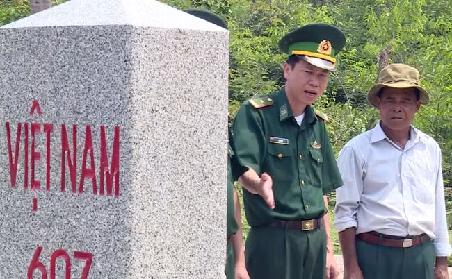 Già làng Hồ Ray (bên phải) cùng bộ đội biên phòng kiểm tra đường biên, cột mốc.