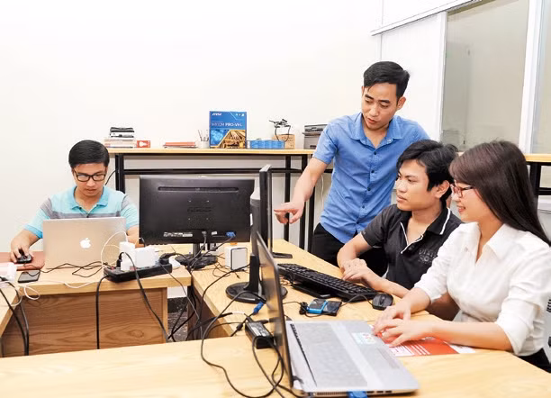 Nhóm sinh viên khởi nghiệp Công ty cổ phần Agri Soft Việt Nam nghiên cứu phần mềm hệ thống truy xuất và minh bạch nông sản sạch. Ảnh: Quang Minh