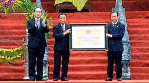 Đồng chí Nguyễn Thiện Nhân trao Bằng công nhận Di tích Lam Kinh là Di tích quốc gia đặc biệt cho tỉnh Thanh Hoá.