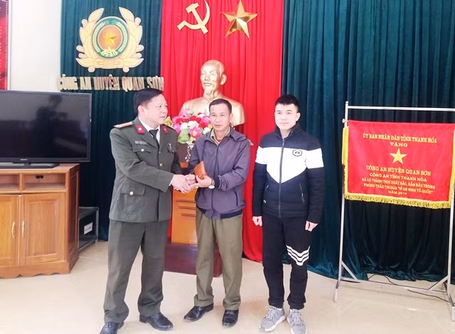 Công an huyện Quan Sơn tổ chức trao trả lại tài sản cho người đánh rơi.
