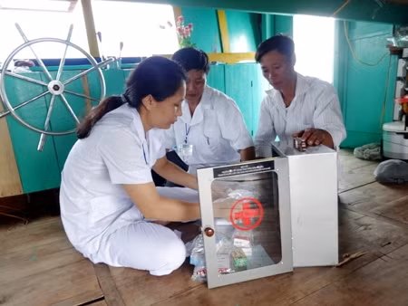 Cán bộ y tế xã Cẩm Nhượng, Cẩm Xuyên (Hà Tĩnh) hướng dẫn ngư dân sử dụng thuốc và dụng cụ y tế cấp cứu ban đầu.